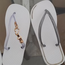 Sandálias personalizadas com bijuteria