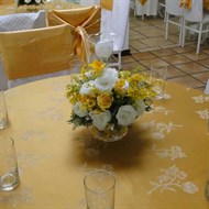 Decoração com flores para bodas de ouro 