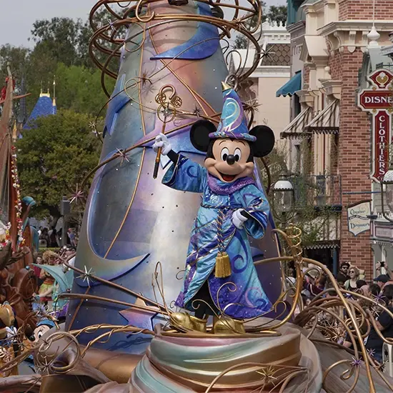 Ingresso 1 Dia Disneyland Califórnia com Genie+ Adulto – Escolha entre Disneyland Park e Disney California Adventure Park – Fila Preferencial em Mais de 15 Atrações – Grátis Cupom para Resgate de 1 Chip Internacional de 2.5GB no site do Parceiro da Promoção (Limite 1 por Pedido) – Mais Informações, Consulte Detalhes do Item – ADULTO (a partir de 10 anos) – Data de Utilização 10/03/2024