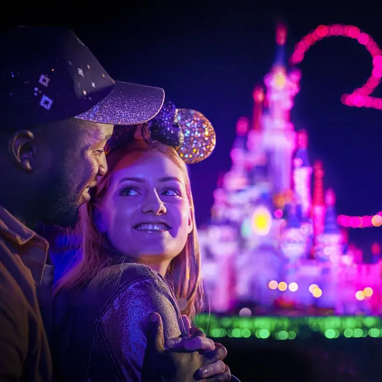 Ingresso 1 Dia Disneyland Paris com 1 Parque - Escolha entre Walt Disney Studios Park e Disneyland Park - Grátis Cupom para Resgate de 1 Chip Internacional de 2.5GB no site do Parceiro da Promoção (Limite 1 por Pedido) - Mais Informações, Consulte Detalhes do Item - ADULTO (a partir de 12 anos)