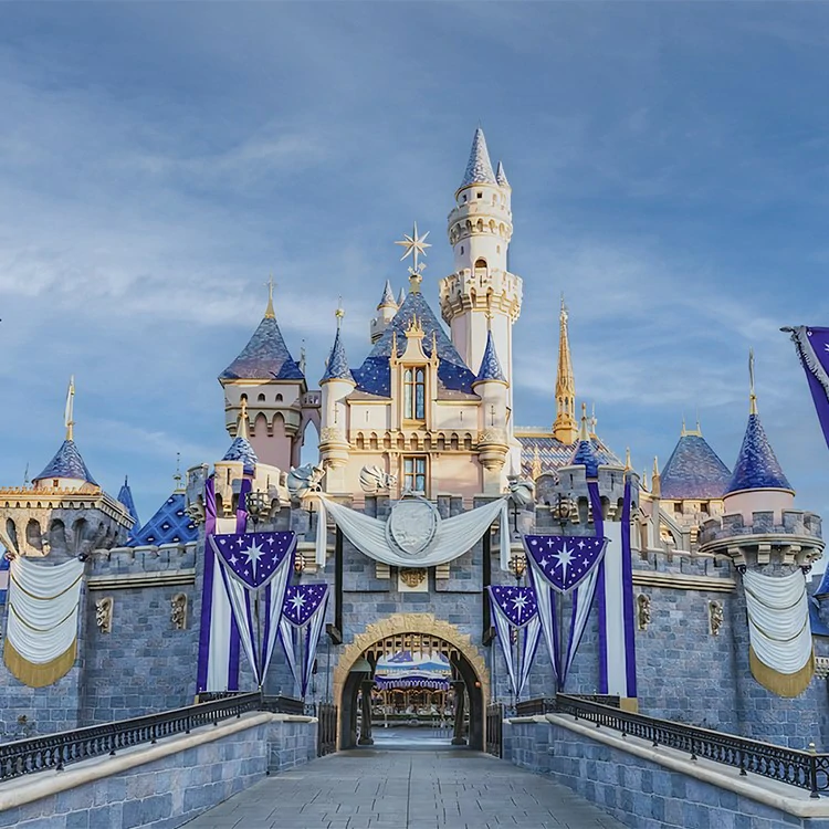 Ingresso 2 Dias Disneyland Califórnia com Genie+ Adulto – Escolha entre Disneyland Park e Disney California Adventure Park – Fila Preferencial em Mais de 15 Atrações – Grátis Cupom para Resgate de 1 Chip Internacional de 2.5GB no site do Parceiro da Promoção (Limite 1 por Pedido) – Mais Informações, Consulte Detalhes do Item – ADULTO (a partir de 10 anos) – Válido para usar no período de 14 dias a partir de 10/03/2024