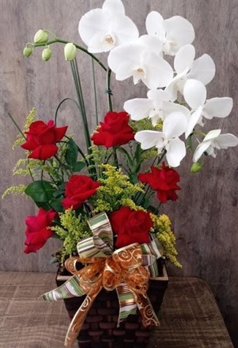 Linda Orquídea com rosas nacionais 