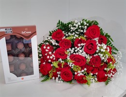 Bouquet 24 rosas vermelhas com bombons Cacau Show