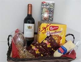 Linda cesta de natal com vinho