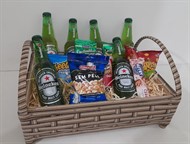 Linda Cesta de Cervejas Heineken e aperitivos